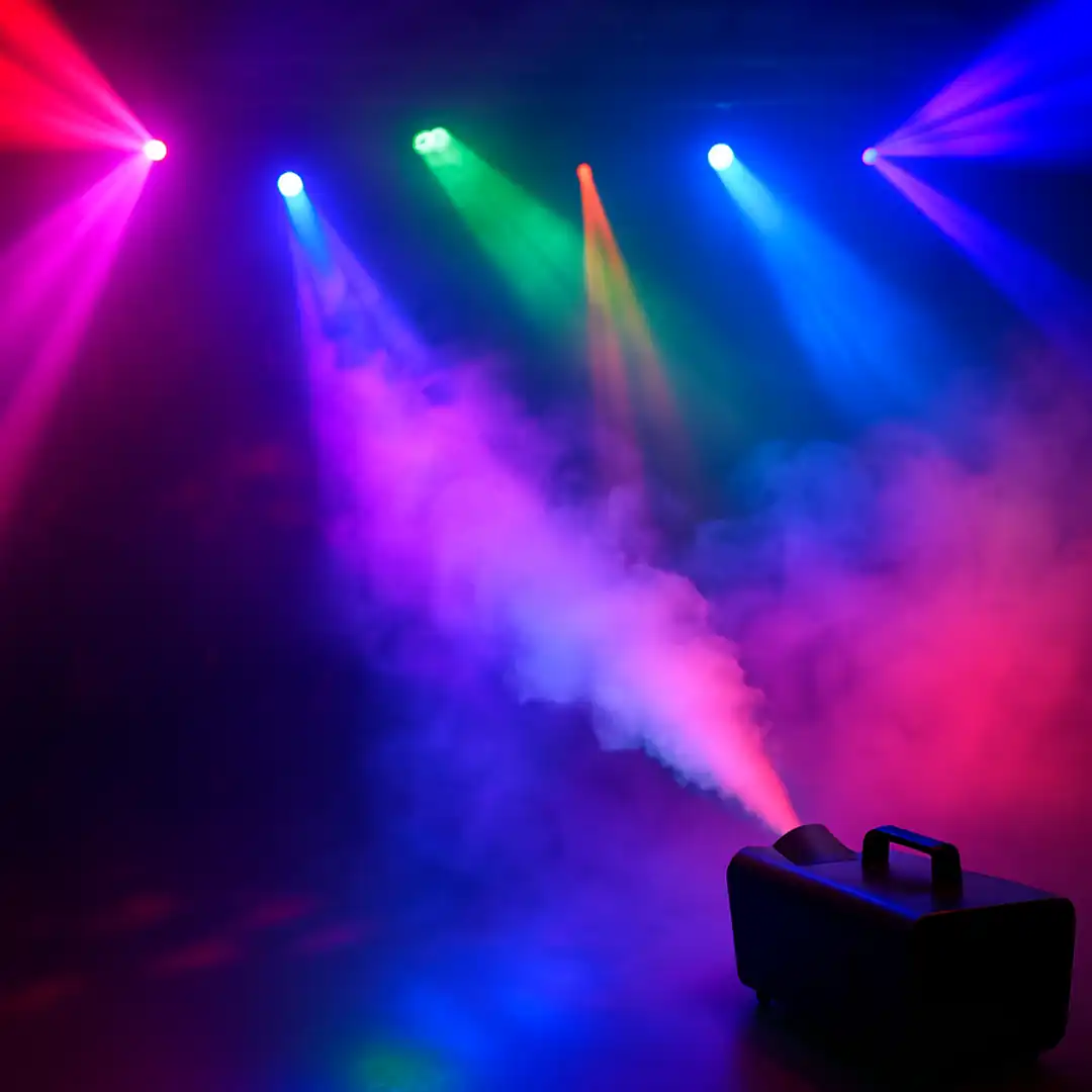 Máquina de humo para DJs creando un ambiente espectacular con luces y efectos