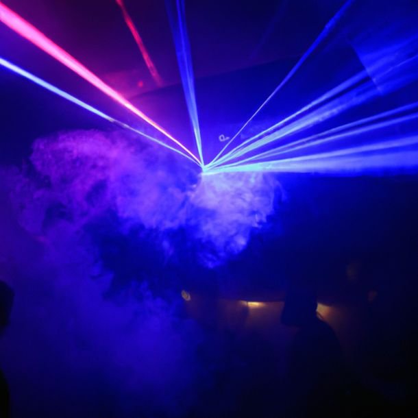 en discotecas se utiliza el efecto de humo para realzar la iluminacion de equipos laser y luces led para fiestas