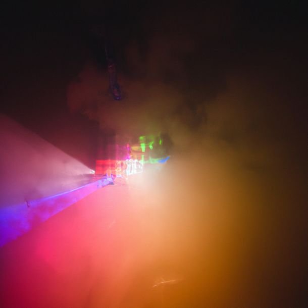 maquina de humo para usar en discotecas para realzar la iluminacion de fiestas