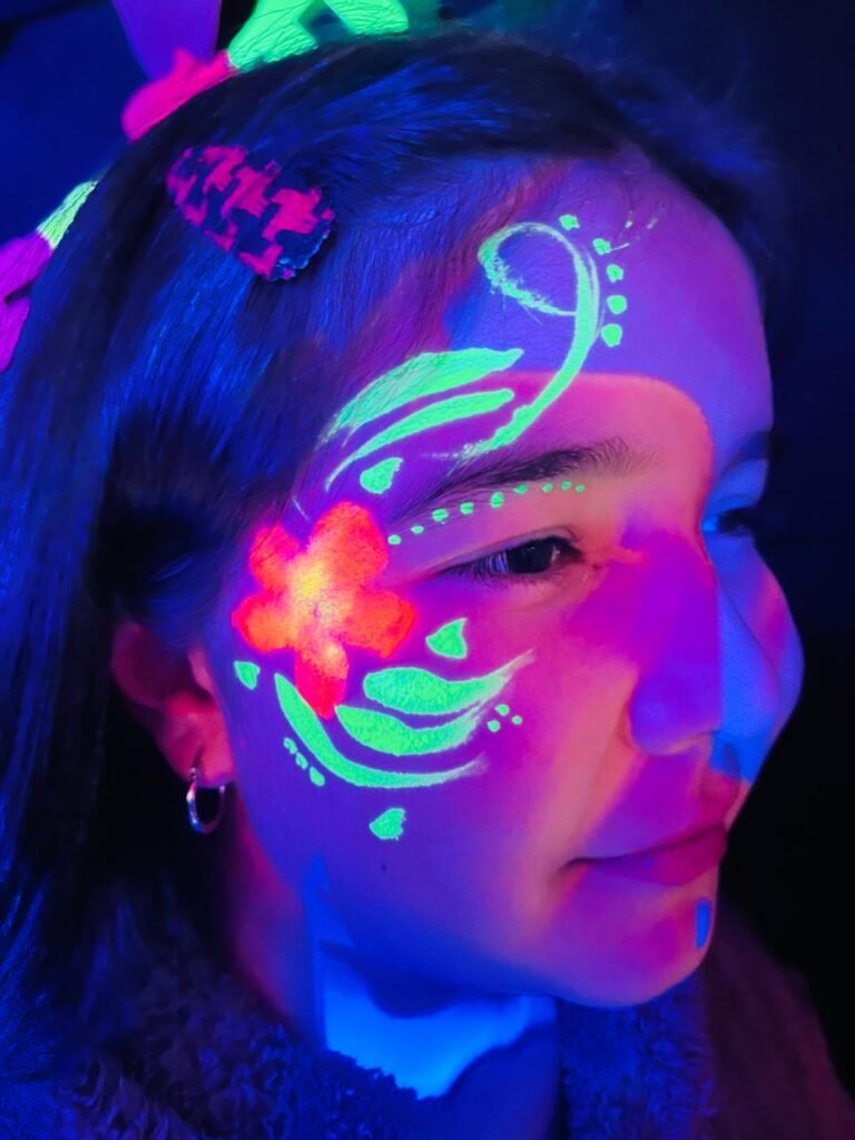 las-luces-fluor-son-la-principal-iluminacion-que-se-nesecita-para-hacer-una-fiesta-fluor