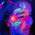 luces fluor para fiestas resalta el maquillaje