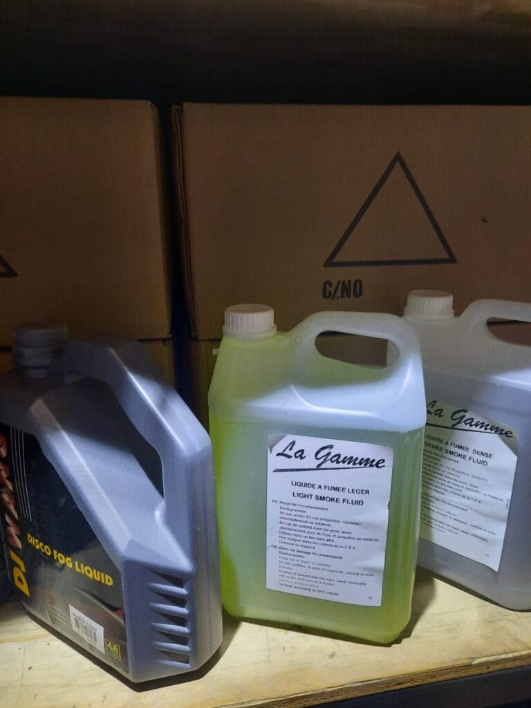 Líquido para máquina de humo generando una densa nube en un evento interior