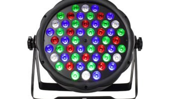 Foco LED RGB ajustando colores en una fiesta