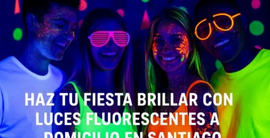 Grupo de amigos disfrutando una fiesta fluor a domicilio con luces UV y pintura fluorescente