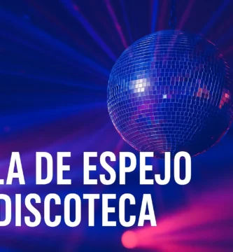 Bola de espejo colgante con luces de colores en ambiente tipo discoteca