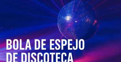 Bola de espejo colgante con luces de colores en ambiente tipo discoteca