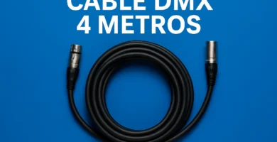 Cable DMX de 4 metros enrollado con conectores XLR macho y hembra sobre fondo azul