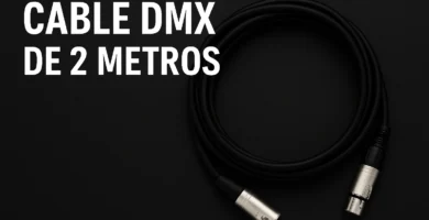 Cable DMX de 2 metros enrollado con conectores XLR macho y hembra sobre fondo negro