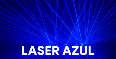 Haz de luz láser azul en un evento con efectos especiales para fiestas