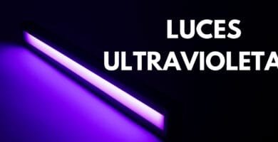 Efecto de luces ultravioleta iluminando una fiesta con colores fluorescentes y ambiente nocturno