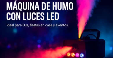 Máquina de humo con luces LED proyectando niebla iluminada en colores en un evento