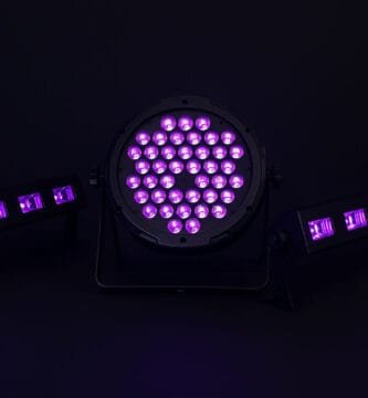 Imagen de un set de luces UV compuesto por 2 barras LED y 1 foco LED de 54 luces para ambientar fiestas flúor en espacios cerrados