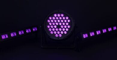 Imagen de un set de luces UV compuesto por 2 barras LED y 1 foco LED de 54 luces para ambientar fiestas flúor en espacios cerrados