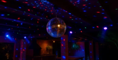 Bola disco de espejos de 40 cm iluminada para fiestas en quinchos y celebraciones nocturnas