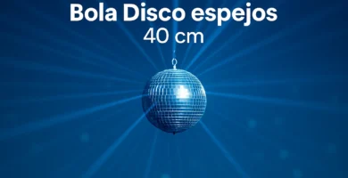 Imagen de una bola disco de espejos de 40 cm colgada en el centro de un local para fiestas