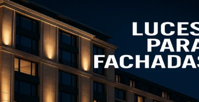 Edificio moderno iluminado con luces LED cálidas en su fachada durante la noche