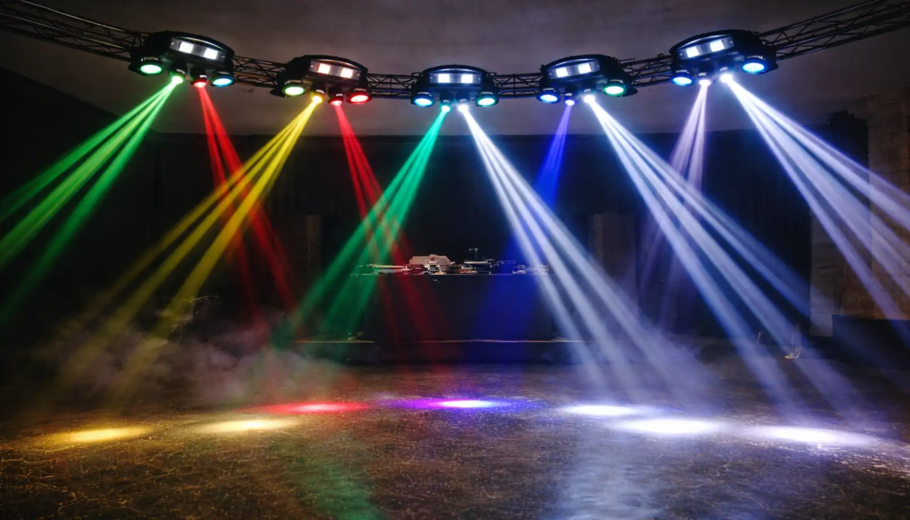 Iluminación profesional para DJ móvil con efectos multihaz, rayos separados y alto contraste en ambiente oscuro